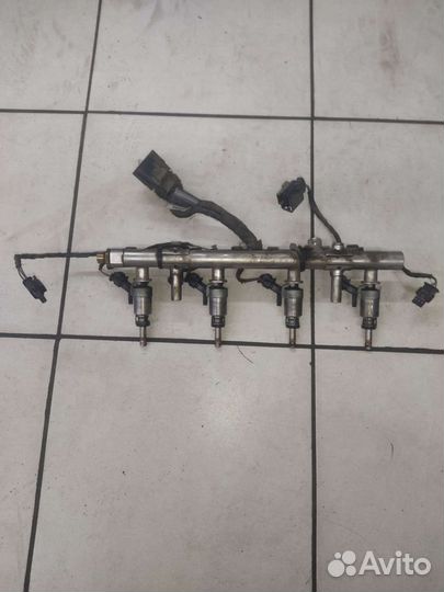 Топливная рейка Audi A4 2.0