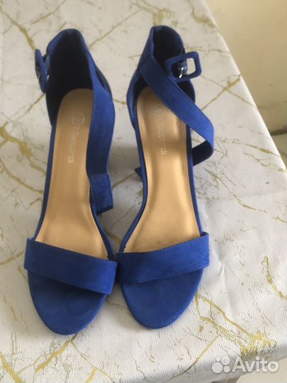 Босоножки на каблуках