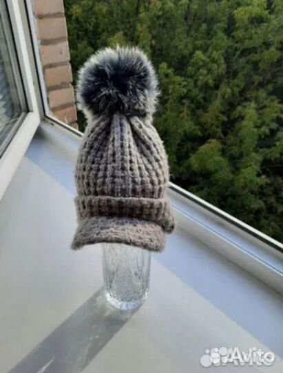 Шапка детская с помпоном и козырьком новая