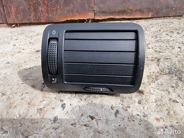 Дефлектор воздушный в торпедо правый Пассат Б-5