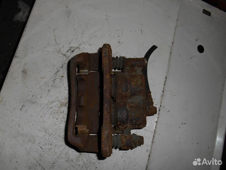 Передний правый суппорт Subaru Legacy B10