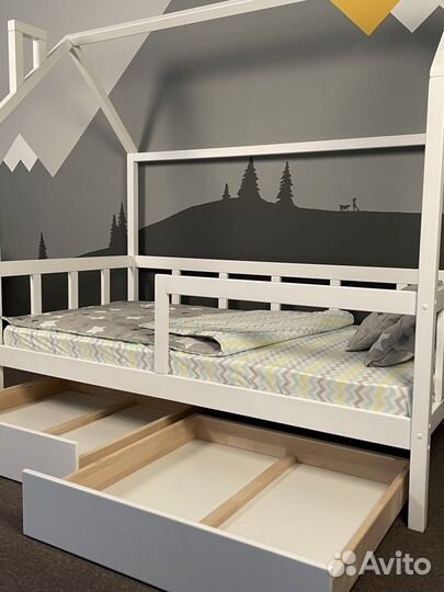 Детская кроватка домик с крышей из дерева