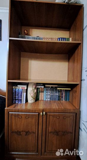 Книжный шкаф