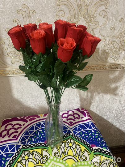 Искусственные цветы в вазе