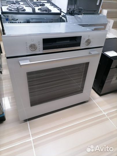 Новый духовой шкаф белый Bosch HBG517EW0R