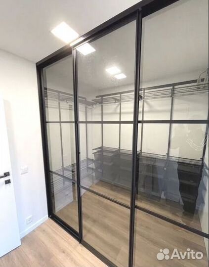 Шкаф на заказ яркого цвета