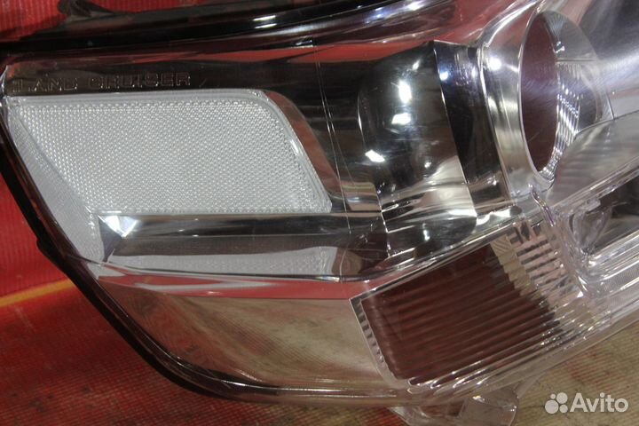 Стекло фары правой Toyota Land Cruiser