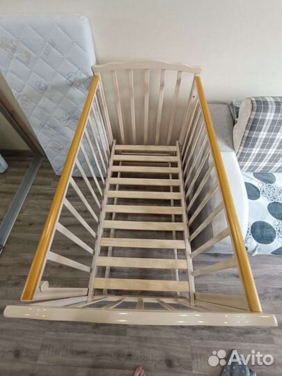 Детская кроватка с маятником