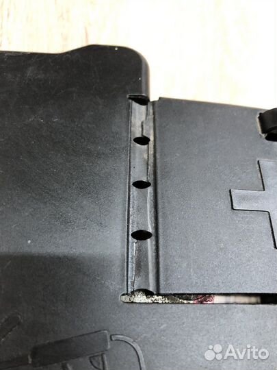 Блок предохранителей на акб Опель Астра j