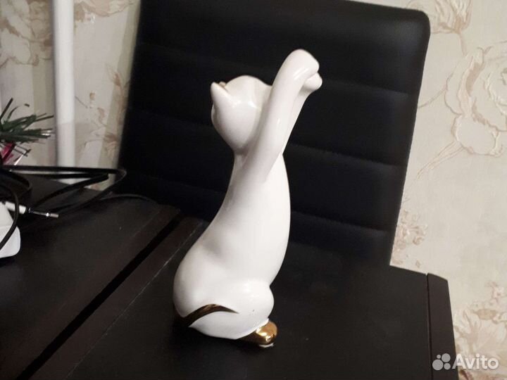 Фарфоровая фигурка кошка