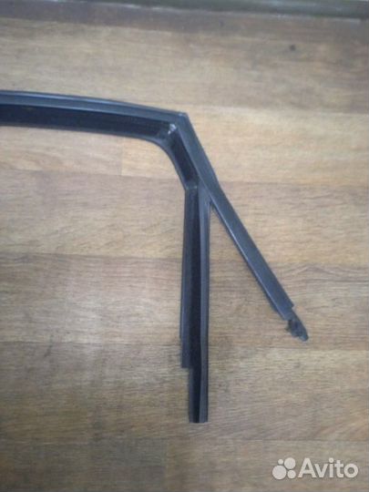 Уплотнитель стекла двери задний левый Volkswagen