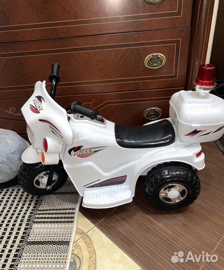 Детская машинка каталка электромобиль