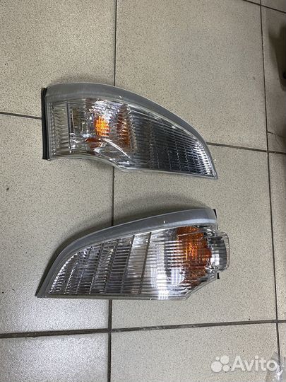 Поворотники над фарой Mitsubishi Canter пара