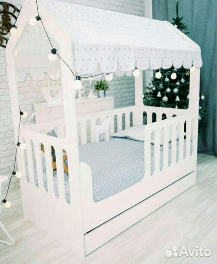 Детская кроватка домик
