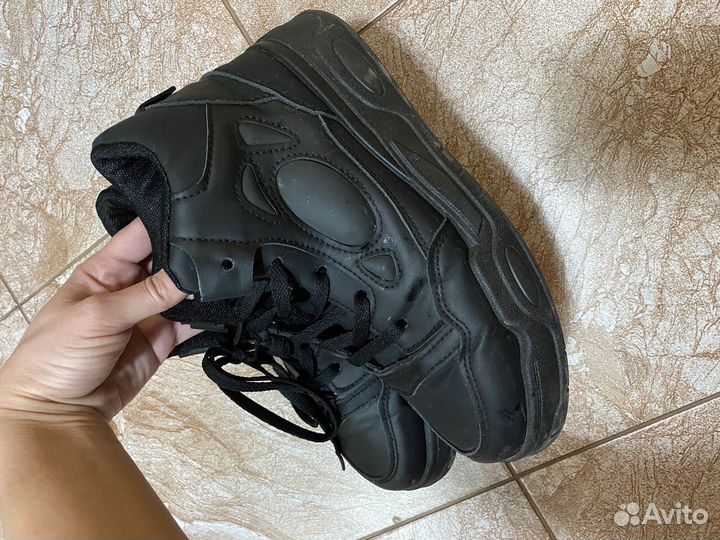 Кроссовки женские