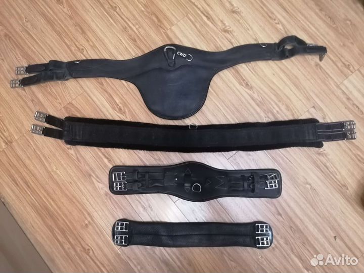 Много конной амуниции: подпруги Ногавки