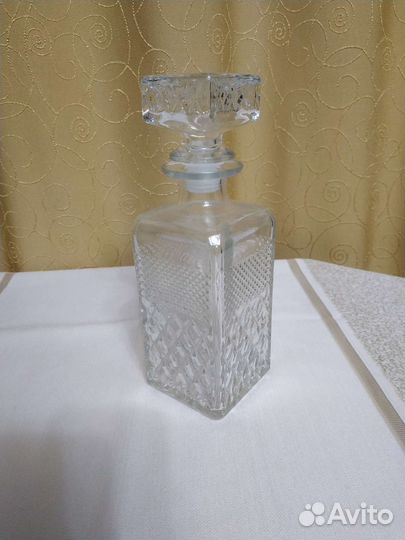 Разные графины с рюмками