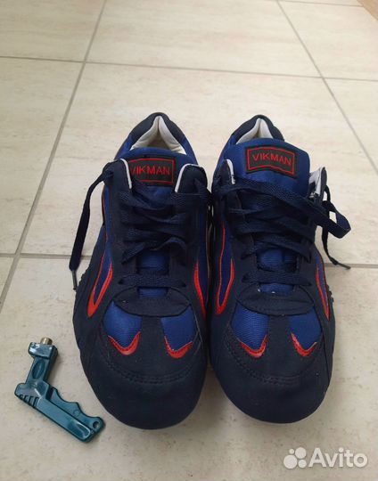 Шипованные кроссовки 43 размер с ключем для шипов