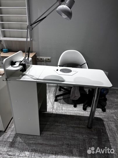 Маникюрный стол