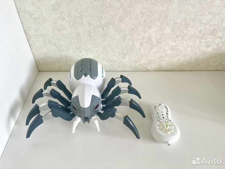 Радиоуправляемый робот паук Spider, выделяет пар
