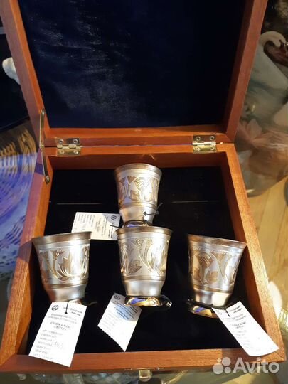 Стопки серебро и золото