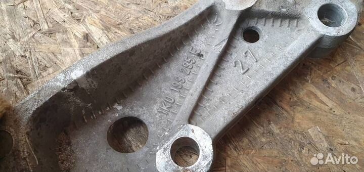 Кронштейн переднего рычага Volkswagen Golf V 2003