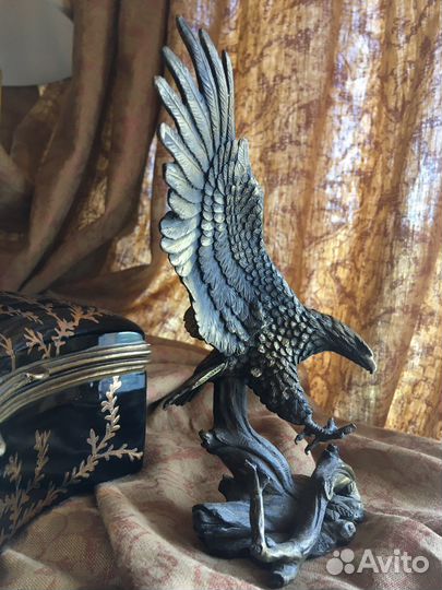 Бронзовая статуэтка орла
