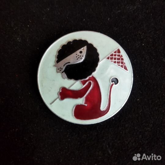 Бонифаций. Бледно-голубой фон. Красный сачок