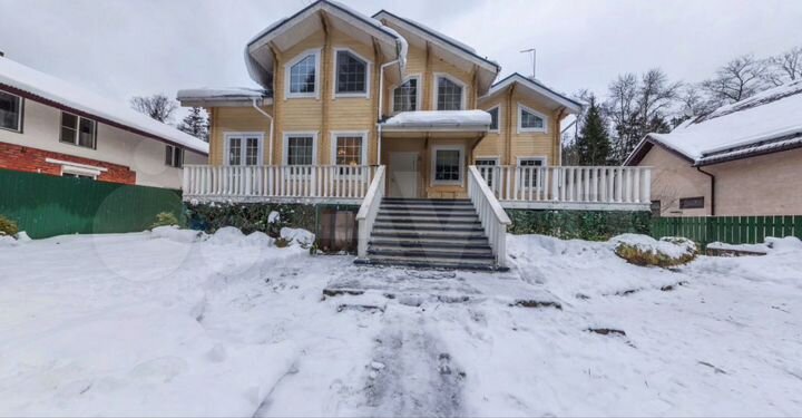 Дом 220 м² на участке 10 сот.