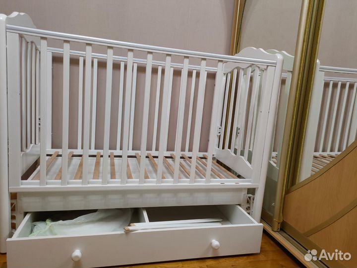 Детская кроватка с универсальным маятником
