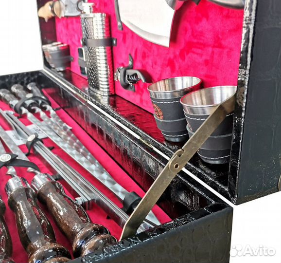 Шашлычный набор №17. Крокодил / красный велюр