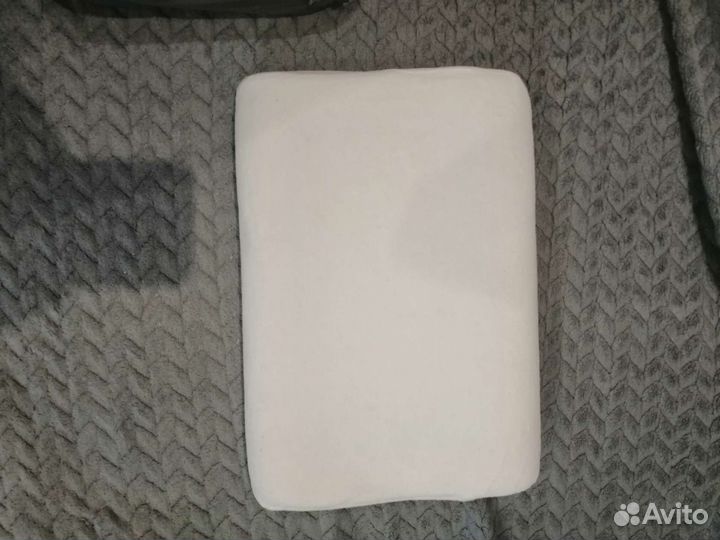 Подушка детская из латекса с чехлом из велюра