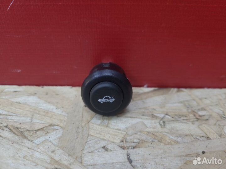 Кнопка открывания багажника LADA Vesta