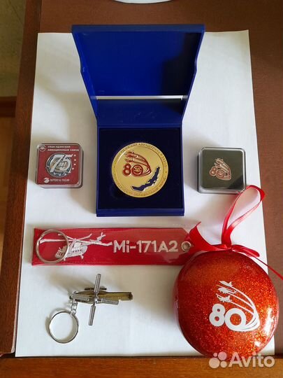 Медаль значки брелки авиац-ного завода 75 и 80 лет