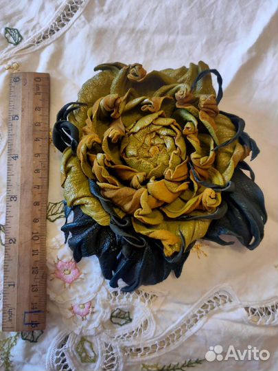 Новая кожаная брошь ручной работы