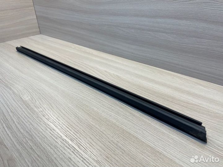 Уплотнитель стекла двери внутренний передний левый