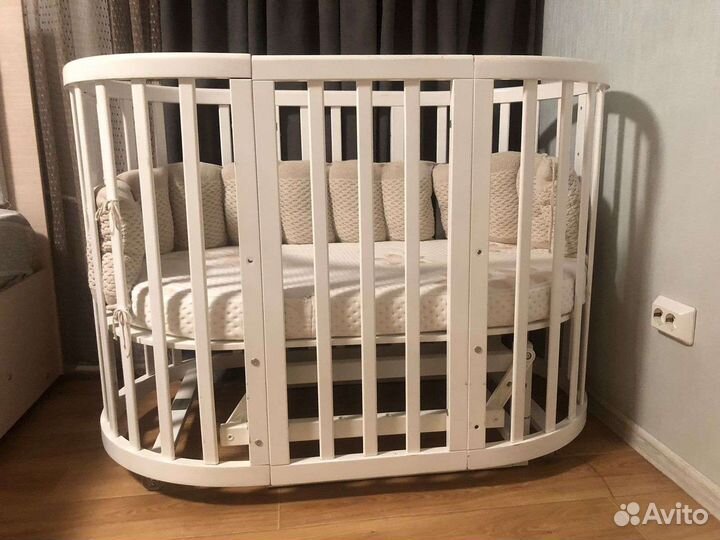 Детская кроватка с маятником белая