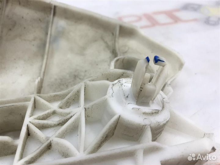 Крепление переднего бампера правое Toyota Estima