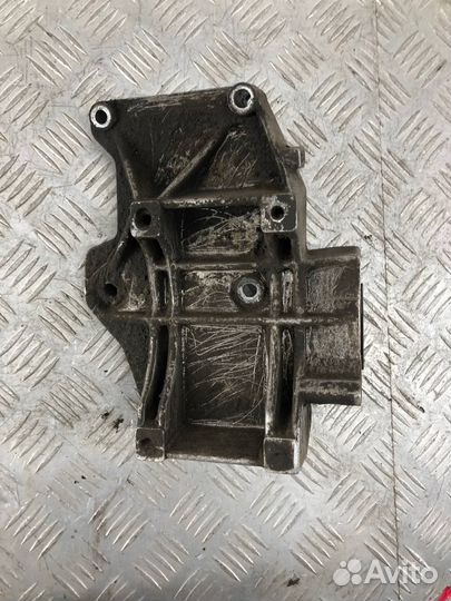 Кронштейн Пассат В5