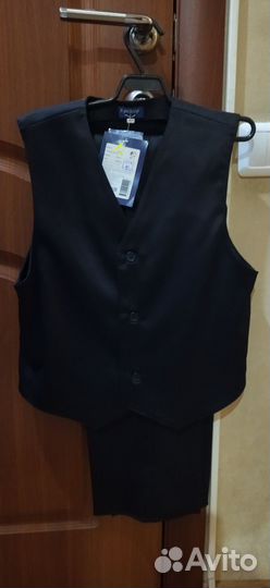 Жилет, брюки, футболки с длинным рукавом р-р 146