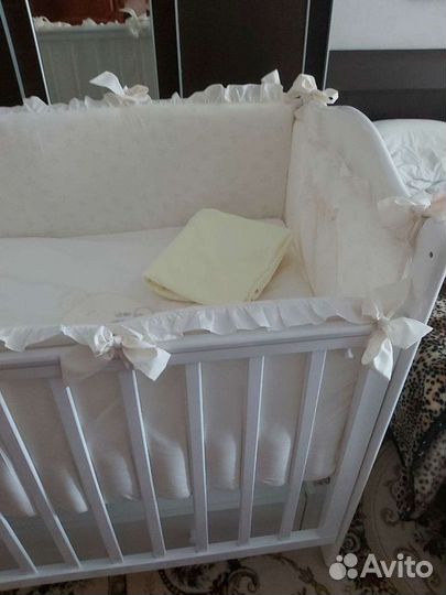 Бортики в детскую кроватку с одеялом и постельным