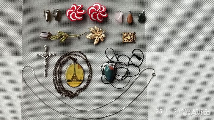 Бижутерия.броши.кулоны