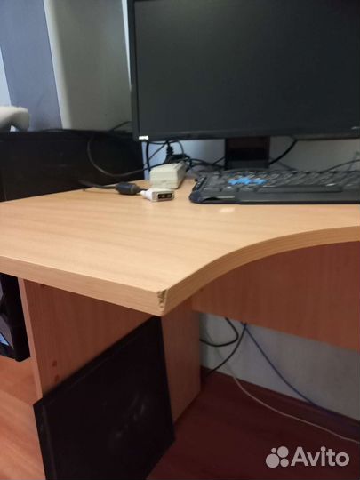 Компьютерный стол с полкой