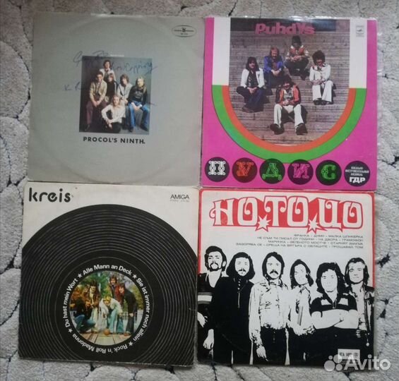 Виниловые пластинки на подставке