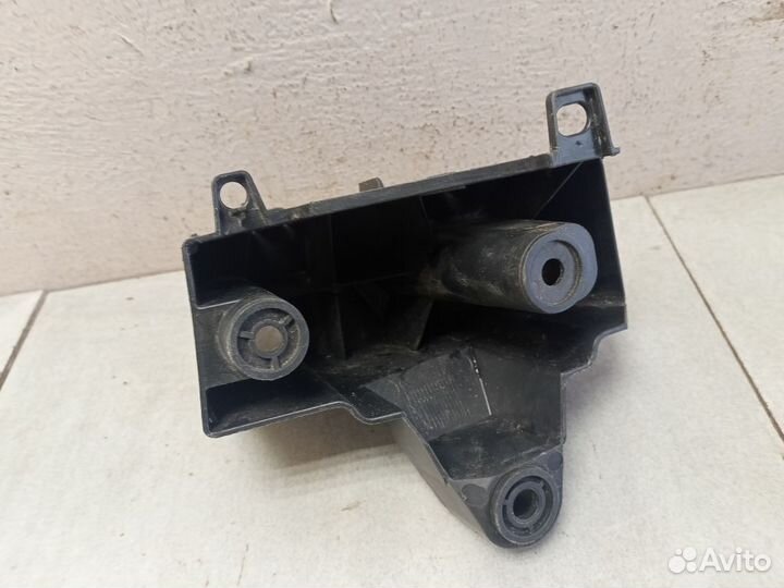 Кронштейн заднего бампера