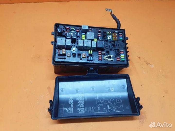 Блок предохранителей подкапотный Cadillac Srx 3.6