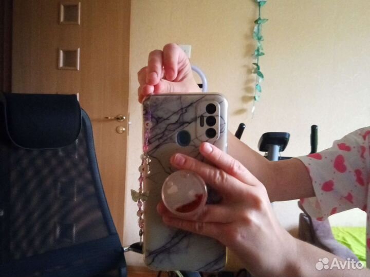 Висюлька вниз телефона