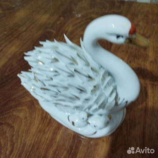 Статуэтка лебедь