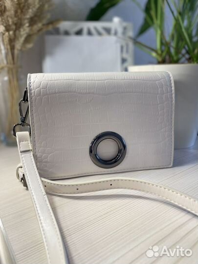 Сумка baggini бежевого цвета под рептилию