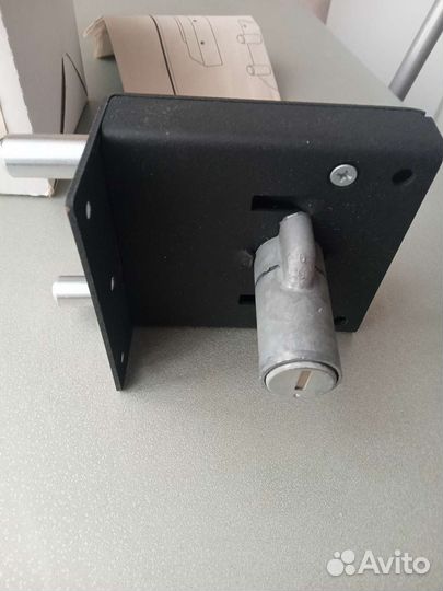 Замок дверной накладной